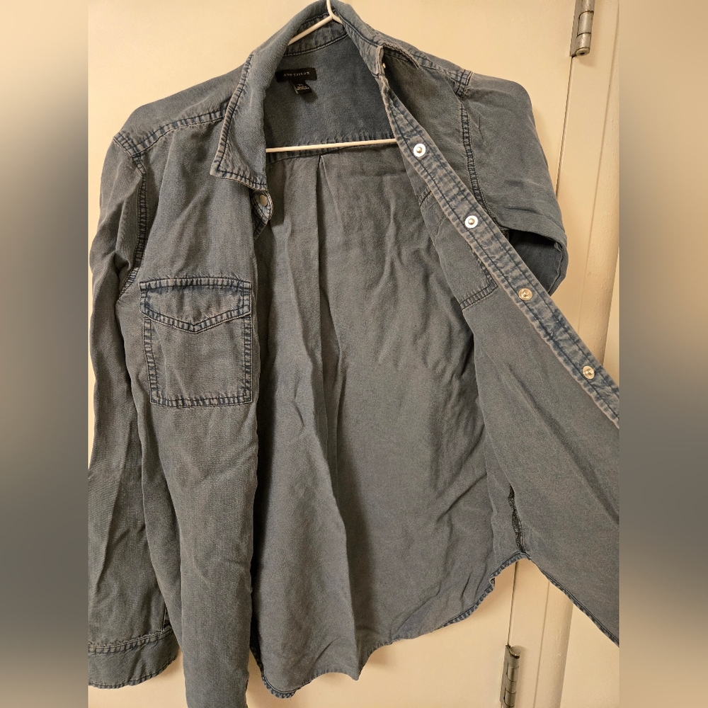 Ann Taylor‎ Blue Denim Button-Up Shirt - Picture 6 of 7